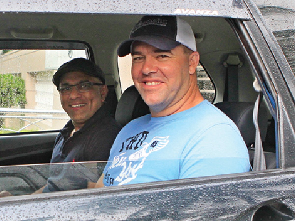 এমন সাফল্যের পর মুখে তো হাসি থাকবেই। কাল হোটেলের সামনে গাড়িতে বাংলাদেশ দলের প্রধান কোচ চন্ডিকা হাথুরুসিংহের সঙ্গে বোলিং কোচ হিথ স্ট্রিক l প্রথম আলো