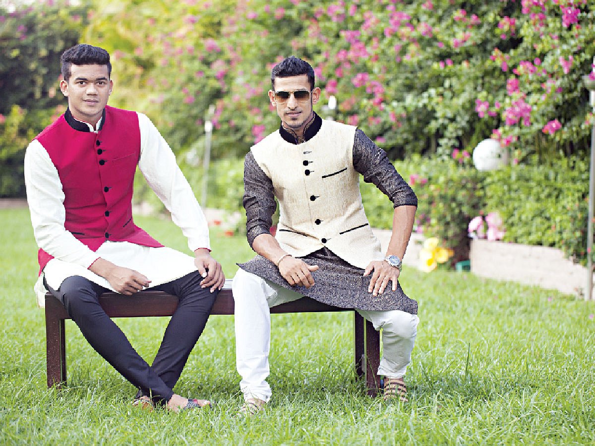 মাঠ তো কাঁপাচ্ছেনই, ঈদ ফ্যাশনেও কম যাবেন না জাতীয় ক্রিকেট দলের দুই তারকা তাসকিন আহমেদ ও নাসির হোসেন। নকশার আয়োজনে বাংলাদেশ–ভারত সিরিজ শুরু হওয়ার আগেই সময় বের করে ফটোশুট করেছেন। পোশাক: ওটু ও ক্যাটস আই। স্থান: প্যান প্যাসিফিক সোনারগাঁও হোটেল, ছবি: কবির হোসেন
