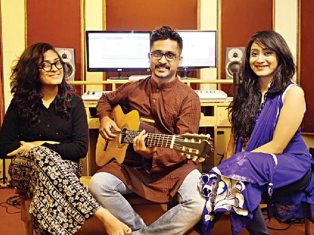 আড্ডার ফাঁকে সভ্যতা, সন্ধি ও স্বাগতা। ছবি: সুমন ইউসুফ