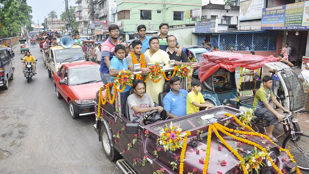 দিনাজপুরের বড় ময়দান ক্রীড়াপল্লিতে লিটন কুমার দাসকে সংবর্ধনা দিয়েছে দিনাজপুরবাসী। সংবর্ধনা দেওয়ার পর লিটন দাসকে নিয়ে মোটরগাড়ি ও মোটরসাইকেলের শোভাযাত্রা বের করা হয়। ছবি: প্রথম আলো
