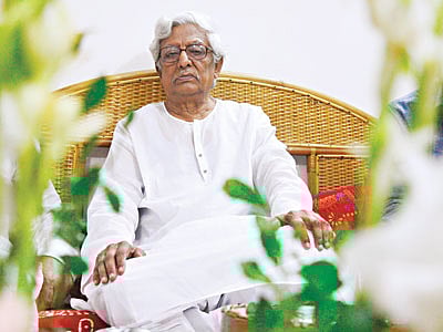 জন্মদিনের ভালোবাসায় সিক্ত কামাল লোহানী। গতকাল ধানমন্ডির বাসায় l ছবি: প্রথম আলো