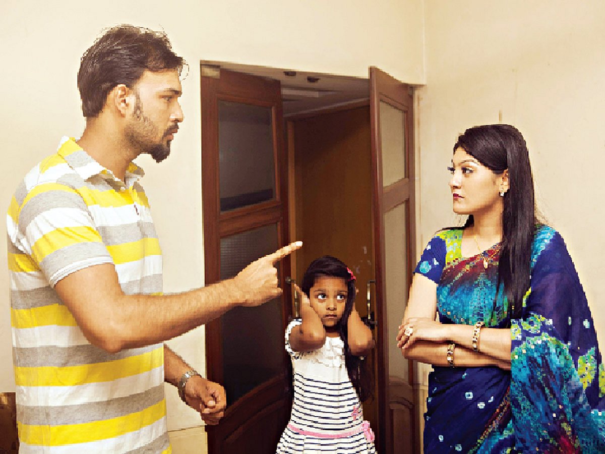 কোনো কারণে ঝগড়া-বিবাদ হলে এর প্রভাব যেন নাবালক সন্তানের ওপর না পড়ে, এ দিকে সচেষ্ট হওয়া উচিত। মডেল: রিপন, শীতল ও অহনা