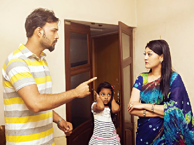 কোনো কারণে ঝগড়া-বিবাদ হলে এর প্রভাব যেন নাবালক সন্তানের ওপর না পড়ে, এ দিকে সচেষ্ট হওয়া উচিত। মডেল: রিপন, শীতল ও অহনা