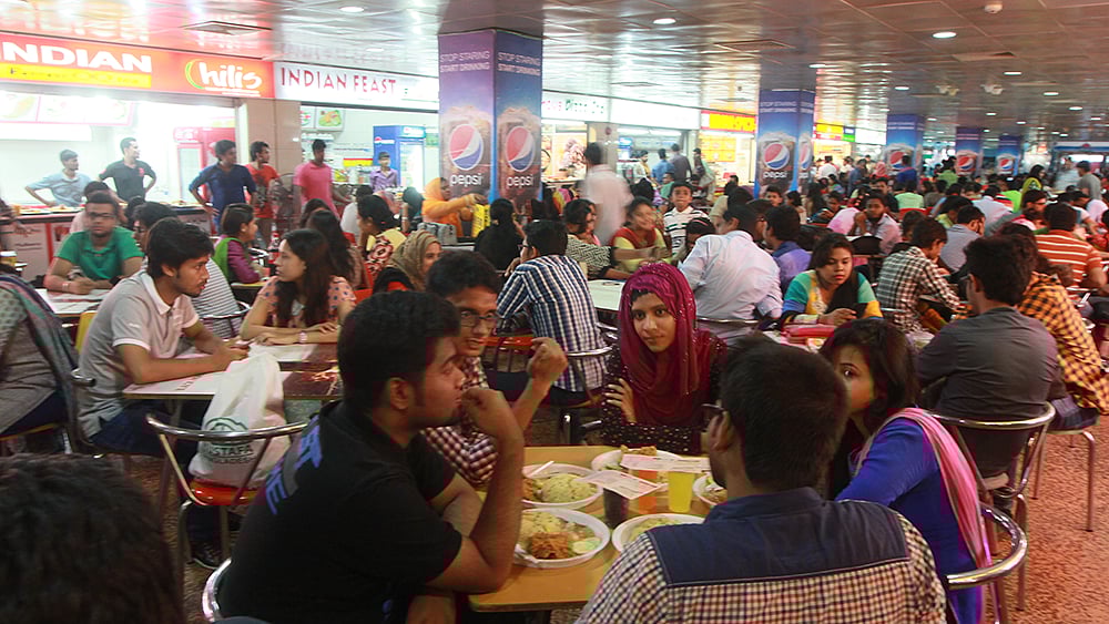 এখন অনেকেই ইফতারি হিসেবে ফাস্ট ফুড খেতে পছন্দ করছেন। বসুন্ধরা শপিং মল থেকে তোলা ছবি। ছবি: জাহিদুল করিম