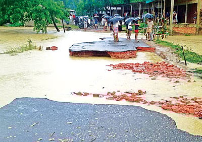 দ্বিখণ্ডিত কক্সবাজারের চকরিয়া উপজেলার বাঘগুজারা সড়ক l প্রথম আলো