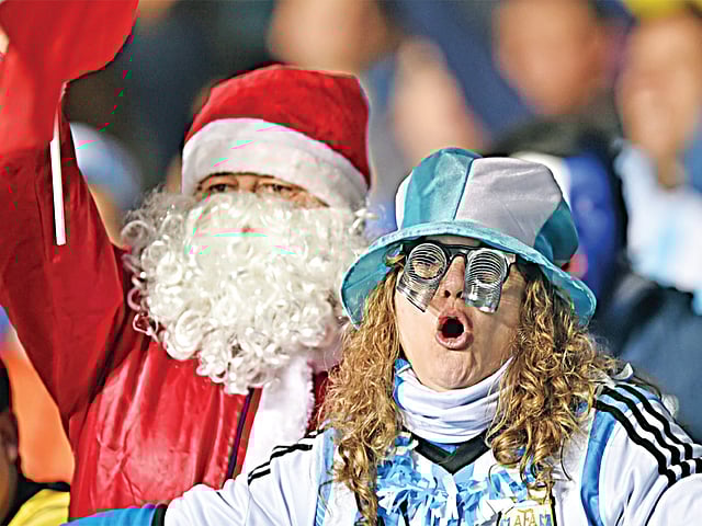 আর্জেন্টাইনদের বড়দিন কি একটু আগেই এসে গেল! পরশুর সেমিফাইনালে গ্যালারিতে দুই আলবিসেলেস্তে সমর্থক l এএফপি