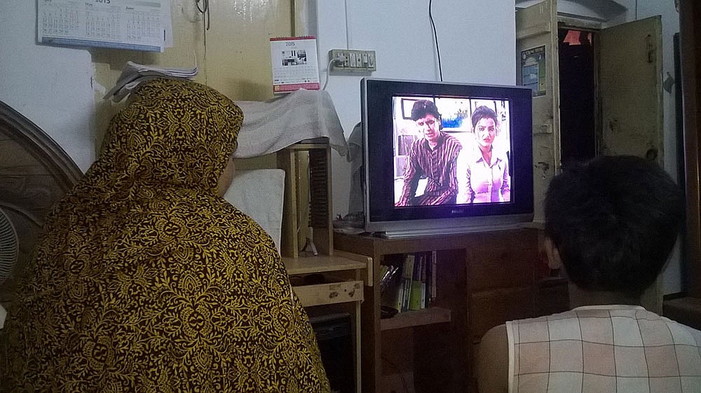 প্রতিদিন এভাবেই ভারতীয় চ্যানেল স্টার জলসায় সিরিয়াল দেখেন সালমা বেগম (ছদ্মনাম)। ছোট ছেলে শিহাবও (ছদ্মনাম) সিরিয়ালের ভক্ত। ছবি: ইমরান আহম্মেদ
