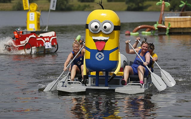 নিজেদের তৈরি করা ‘মিনিয়ন বোট’ নিয়ে জার্মানিতে বাথটাব দৌড় প্রতিযোগিতার প্রতিযোগীরা। ছবি: এএফপি