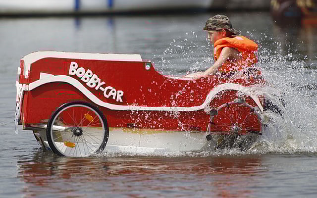 ইউরোপের দেশগুলোতে এখন তীব্র গরম। গরম থেকে স্বস্তি পেতে মানুষ খুঁজছে নানা উপায়। শনিবার (০৪ জুলাই, ২০১৫) জার্মানিতে গরমের মাত্রা ছিল ৩৭ ডিগ্রি সেলসিয়াস। এই গরমে দেশটিতে বাথটাব দৌড় প্রতিযোগিতার আয়োজন করা হয়। বাথটাবের আদলে নিজের তৈরি ‘ববিকার’ নিয়ে প্রতিযোগিতায় নেমেছেন এই তরুণ। ছবি: এএফপি