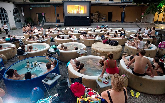 জার্মানির মিউনিখে জলে আধডোবা হয়ে সিনেমা দেখছেন দর্শকেরা। প্রচণ্ড গরম থেকে রক্ষা পেতে এ আয়োজন। ছবি: এএফপি