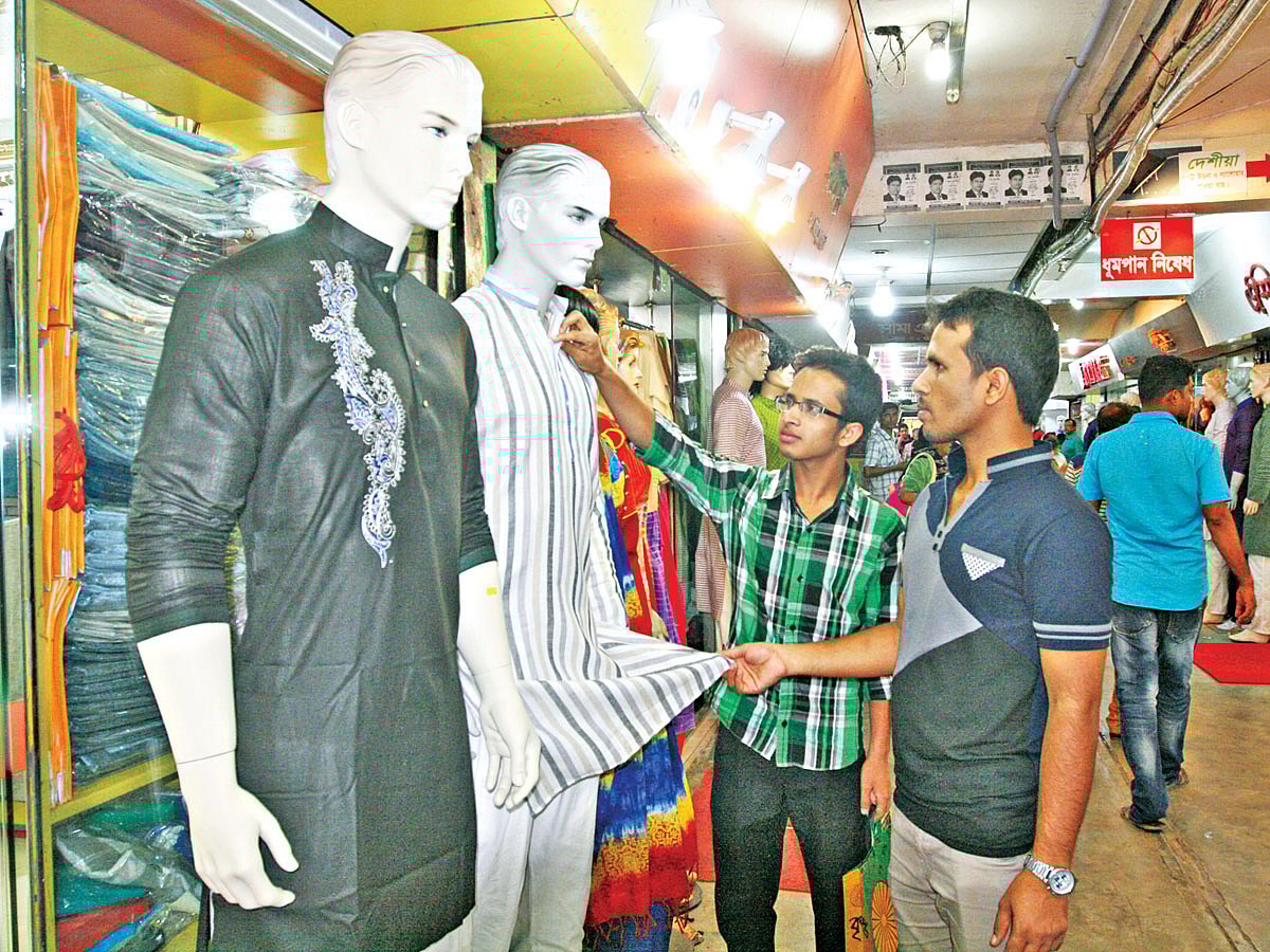 ঈদ সামনে রেখে বৈচিত্র্যময় সব নকশার পাঞ্জাবি এসেছে বাজারে। রাজধানীর শাহবাগে আজিজ সুপার মার্কেটের একটি দোকানে গতকাল পাঞ্জাবি দেখছেন দুই তরুণ l প্রথম আলো