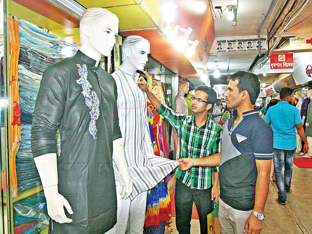 ঈদ সামনে রেখে বৈচিত্র্যময় সব নকশার পাঞ্জাবি এসেছে বাজারে। রাজধানীর শাহবাগে আজিজ সুপার মার্কেটের একটি দোকানে গতকাল পাঞ্জাবি দেখছেন দুই তরুণ l প্রথম আলো