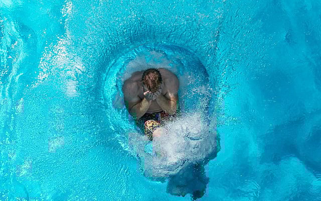 তীব্র গরম থেকে স্বস্তি পেতে পানিতে লাফ দিয়েছে এক কিশোর। ছবিটি জার্মানির কলোনি থেকে তোলা। ছবি: এএফপি