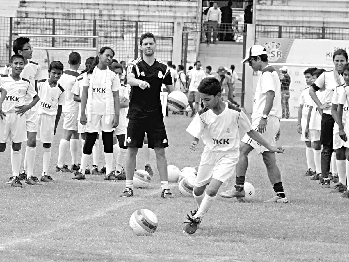 খেলার কৌশল শিখছে শিক্ষাপ্রতিষ্ঠানের খুদে ফুটবলাররা ষ ছবি: জুয়েল শীল