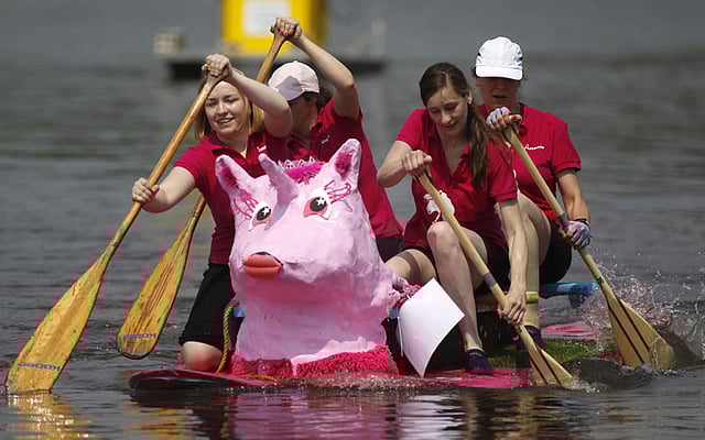 নিজেদের তৈরি করা ‘পিঙ্ক ইউনিকর্ন’ বোট নিয়ে জার্মানিতে বাথটাব দৌড় প্রতিযোগিতার প্রতিযোগীরা। ছবি: এএফপি