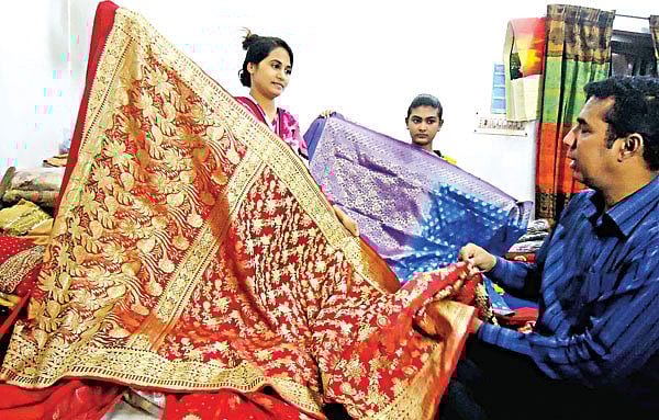 পাবনার ঈশ্বরদীর ফতেমোহাম্মদপুর বেনারসিপাড়ায় নারী উদ্যোক্তারা শাড়ি তৈরির পর বাড়িতেই ক্রেতাদের কাছে তা বিক্রি করেন। গত সোমবার তোলা l ছবি: প্রথম আলো