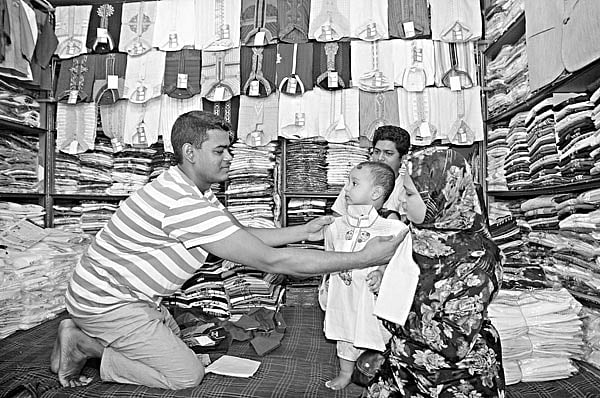 কুমিল্লায় একটি দোকানে শিশুর পোশাক পছন্দ করছেন এক দম্পতি l প্রথম আলো