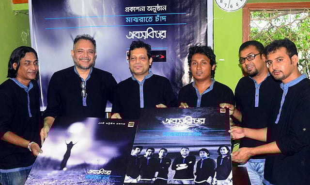 নতুন অ্যালবাম ‘মাঝরাতে চাঁদ’ প্রকাশনার সময় অবসকিউর ব্যান্ডের সদস্যরা