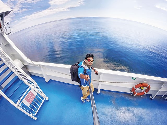 সুনীল সাগরের মাঝে সেলফি। ফয়সাল হাসান পাঠিয়েছেন ফিনল্যান্ড থেকে