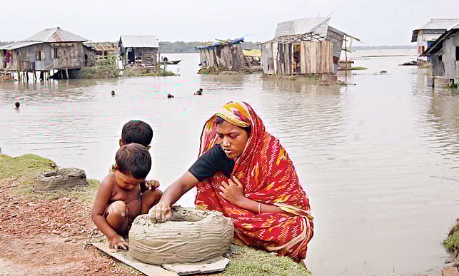 ঘূর্ণিঝড়, জলোচ্ছ্বাস বা বন্যার মতো প্রাকৃতিক দুর্যোগের পর বিশেষ করে নারী ও শিশুরা অরক্ষিত হয়ে পড়ে l ছবি: প্রথম আলো