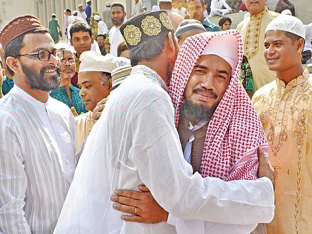 ঈদের কোলাকুলি