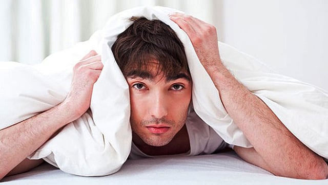 রাতের ঘুম উধাও হওয়ার কারণ লুকিয়ে থাকতে পারে দৈনন্দিন কিছু অভ্যাসের মধ্যেই। প্রতীকী ছবি।