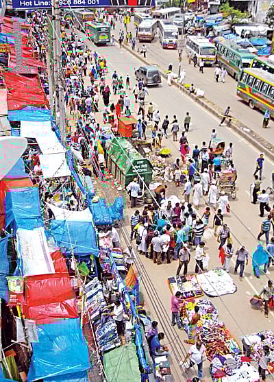 ফুটপাত দখলের পর ​রাস্তায়ও উপচে পড়েছে হকারদের পণ্যের পসরা। ছবিটি ৭ জুলাই রাজধানীর গুলিস্তান এলাকা থেকে তোলা। এমনই অবস্থা ঢাকার অধিকাংশ সড়কের l ছবি: মনিরুল আলম