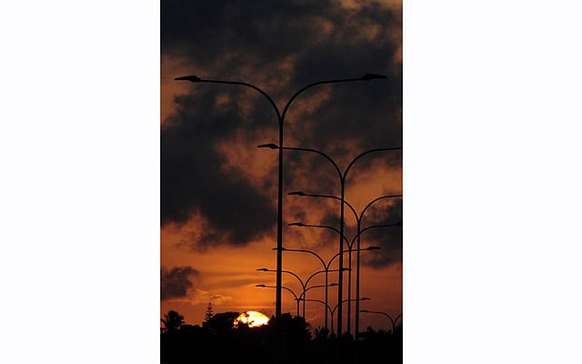 সূর্য অস্ত যাচ্ছে। এমন সময় এই লাল ও কালো মেঘের অপূর্ব ছবিটি ধরা পড়ে। ছবিটি শ্রীলঙ্কার রাজধানী কলম্বো থেকে তোলা। ছবি: এএফপি