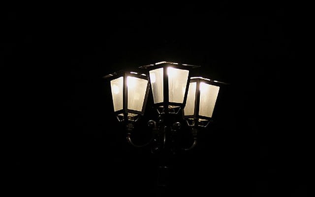 শ্রীলঙ্কার রাজধানী কলম্বোতে রাতের অন্ধকারে জ্বলে আছে সড়কবাতি। ছবি: এএফপি