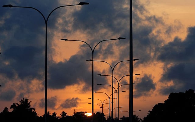 সূর্য অস্ত যাচ্ছে। এমন সময় এই লাল ও কালো মেঘের অপূর্ব ছবিটি ধরা পড়ে। ছবিটি শ্রীলঙ্কার রাজধানী কলম্বো থেকে তোলা। ছবি: এএফপি