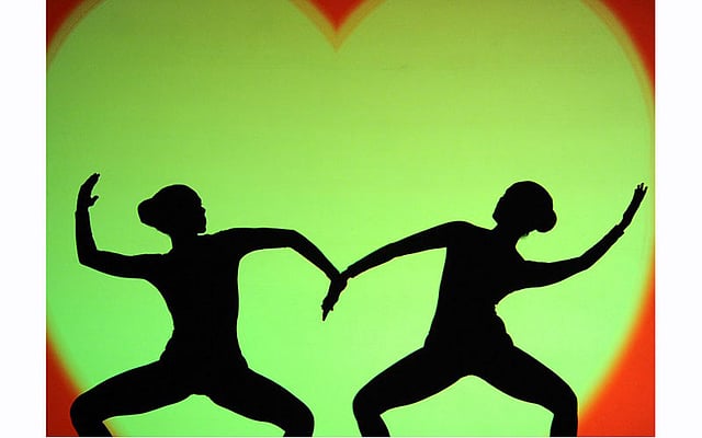 শ্রীলঙ্কার কলম্বোতে ছায়া নৃত্য পরিবেশন করছেন দুজন নৃত্যশিল্পী। ছবি: এএফপি