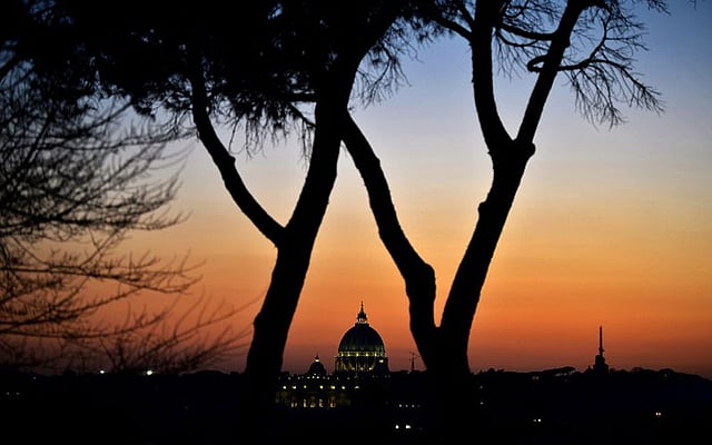 সূর্যাস্তের সময় ভ্যাটিকানের সেন্ট পিটার্স গির্জার ছবি। ছবি: এএফপি