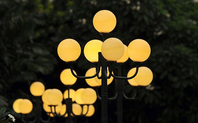 অন্ধকারে সড়কবাতির হলুদ আলো। ছবিটি শ্রীলঙ্কার রাজধানী কলম্বো থেকে তোলা। ছবি: এএফপি