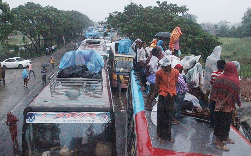 তীব্র যানজটের সঙ্গে যোগ হয়েছে বৃষ্টি। সব মিলিয়ে চরম দুর্ভোগে পড়েছে ঈদে ঘরমুখো মানুষ। ছবিটি আজ সকালে ঢাকা-টাঙ্গাইল মহাসড়কের মির্জাপুর থেকে তোলা। ছবি: ফোকাস বাংলা