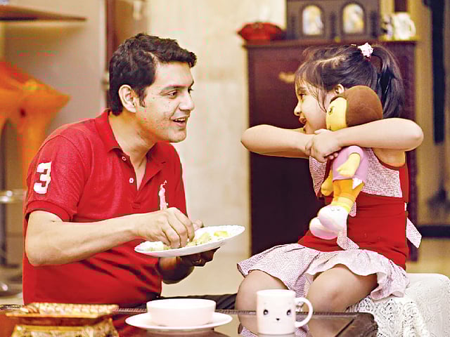 সন্তানের সঙ্গে গুণগত সময় কাটাতে হবে। মডেল: ইফতেখার ও ফাইরু। ছবি: অধুনা