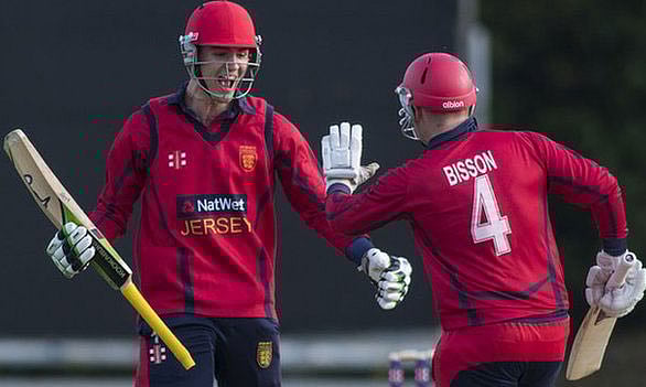 হংকংয়ের বিপক্ষে জয়ের পর উল্লাসরত জার্সির দুই ব্যাটসম্যান ছবি: বিবিসি