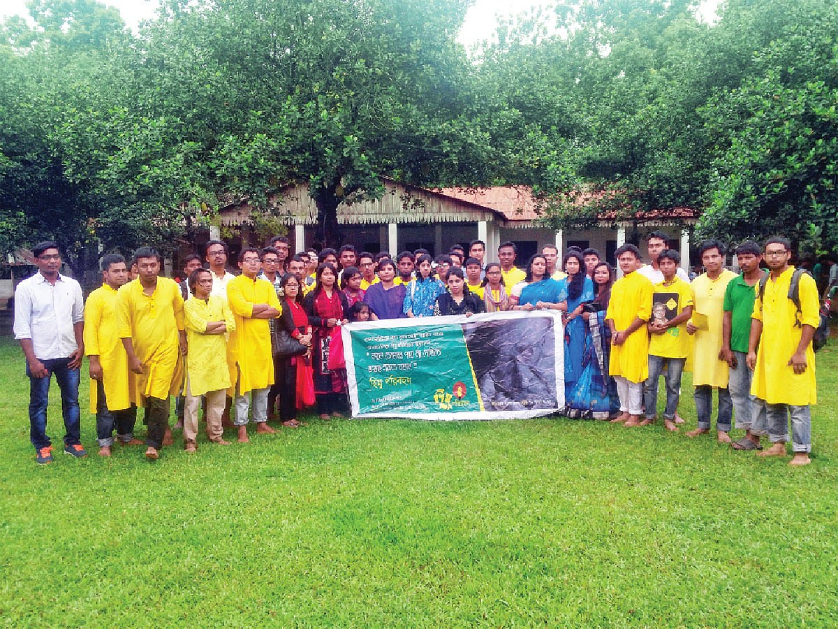 নুহাশপল্লীতে হুয়মায়ূন আহমেদের সমািধতে শ্রদ্ধা নিবেদন শেষে হিমু পরিবহনের কর্মীরা