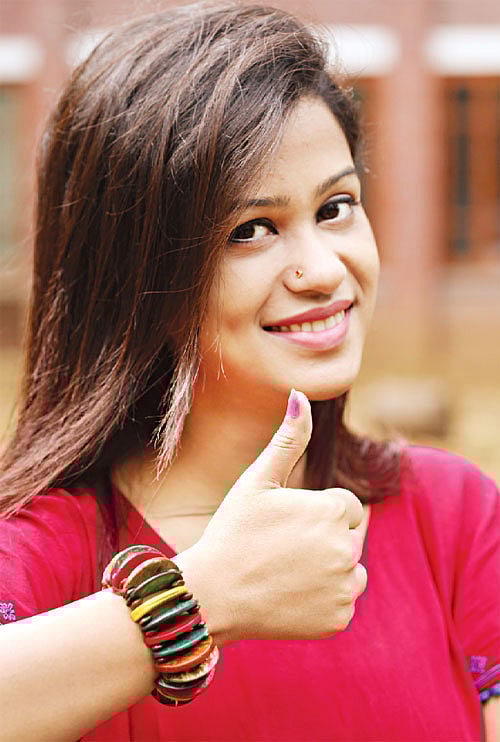 ফেসবুকের ছবিতে কে লাইক দিচ্ছে অার কে দিচ্ছে না, বন্ধুত্বে এখন এ হিসাবও চলে। মডেল: রুশি, ছবি: অধুনা