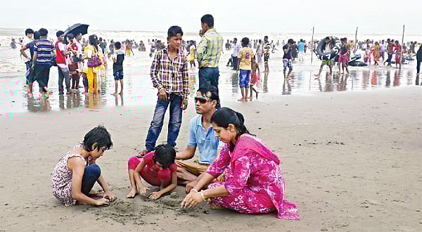 জোয়ার–ভাটা বুঝে যেতে হবে সমুদ্রসৈকতে। ছবি: লেখক