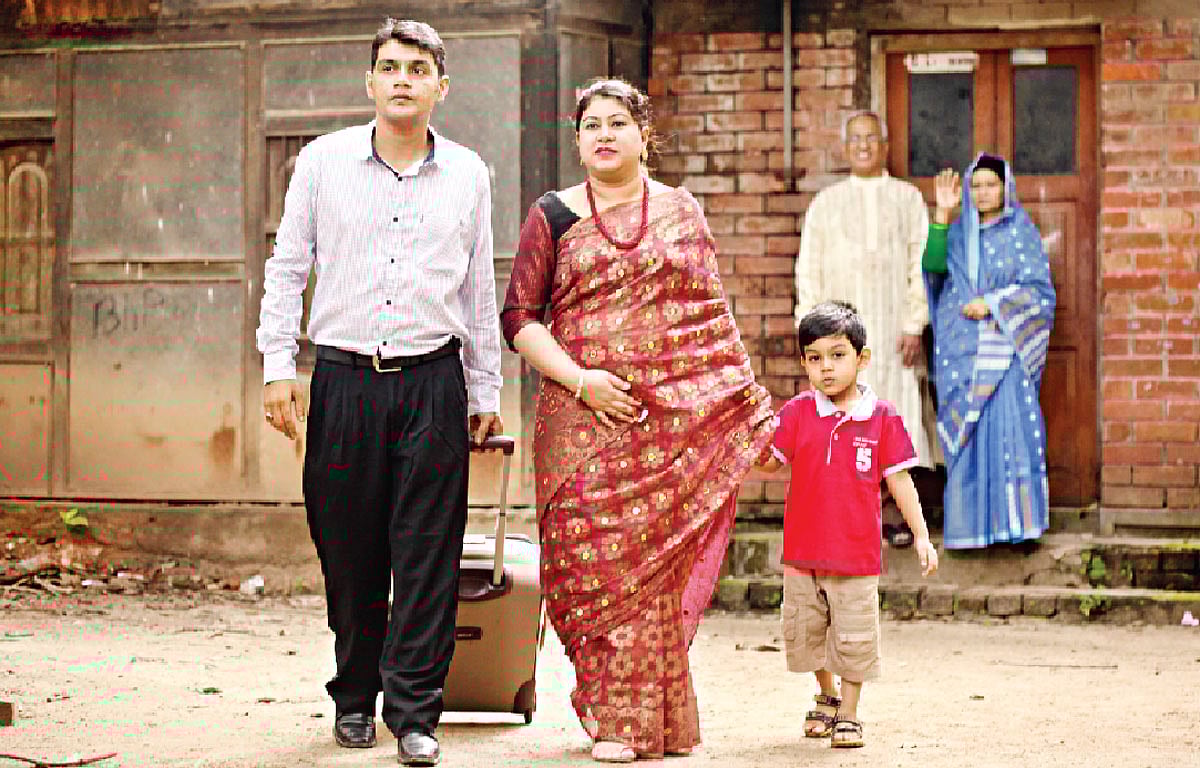 ছেলে–নাতি–বউমাকে নিয়ে ঈদের কদিন বাড়ি ছিল আনন্দে ভরা, এরপর আবার অপেক্ষা। মডেল: রাসেল, হেমা ও আয়ান এবং হায়দার হোসেন ও নূরুন্নাহার, ছবি: সুমন ইউসুফ