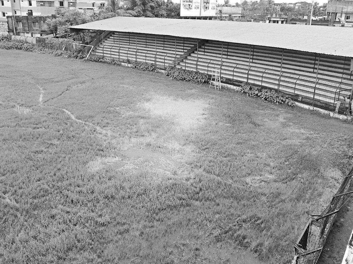 বছরের ছয়-সাত মাস এভাবেই জলাবদ্ধ থাকে নওগাঁ জেলা ক্রীড়া সংস্থা স্টেডিয়াম। ছবিটি সম্প্রতি তোলা l প্রথম আলো