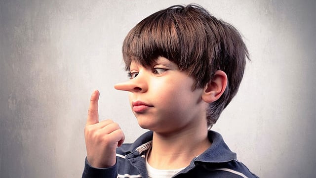 ছোটবেলা থেকেই শিশুদের কল্পনা আর মিথ্যার মধ্যে তফাতটা ধরিয়ে দিতে শুরু করুন। ওদের ‘পিনোকিও’র গল্পটাও বলতে পারেন। বিখ্যাত ইতালীয় গল্পকার কারলো কল্লোদির ‘পিনোকিও’ গল্পে কথা বলা কাঠের পুতুলটার নাক লম্বা হয়ে যেত মিথ্যা বললে। প্রতীকী ছবি।