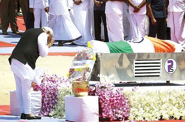 ভারতের তামিলনাড়ু রাজ্যের রামেশ্বরমে গতকাল সাবেক রাষ্ট্রপতি এ পি জে আবদুল কালামের মরদেহে পুষ্পস্তবক অর্পণ করে শেষ শ্রদ্ধা জানান দেশটির প্রধানমন্ত্রী নরেন্দ্র মোদি l ছবি: রয়টার্স