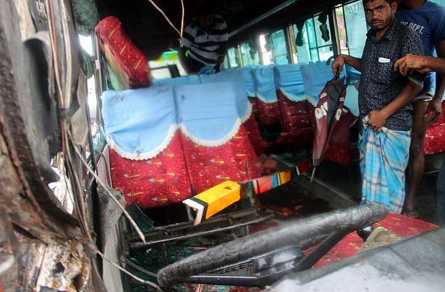 কুষ্টিয়া-ঝিনাইদহ মহাসড়কে বাস-ট্রাকের মুখোমুখি সংঘর্ষে ক্ষতিগ্রস্ত বাস। ছবিটি আজ সকাল সোয়া ১০টার দিকে তোলা। ছবি: তৌহিদী হাসান