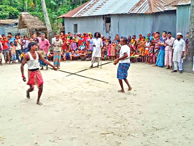ছিটমহল বিনিময়ের আনন্দে গতকাল বিকেলে লালমনিরহাটের পাটগ্রামের বাঁশকাটা ছিটমহলে লাঠিখেলার আয়োজন করা হয় l ছবি: প্রথম আলো