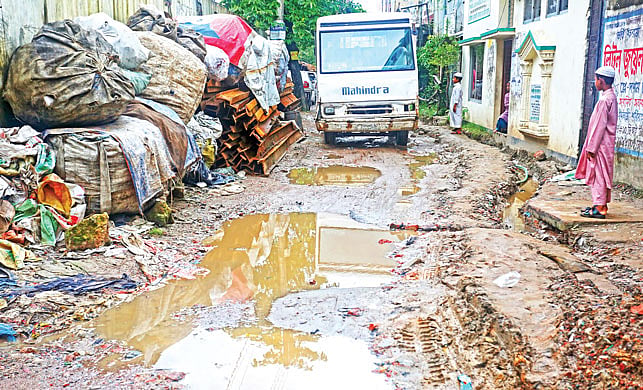 মেরুল বাড্ডার দক্ষিণ বারিধারা আবাসিক এলাকার (রাজউক প্রজেক্ট) প্রায় সবগুলো রাস্তারই বেহাল দশা। ছবিটি গতকাল সকালে ৯ নম্বর সড়ক থেকে তোলা l​ সাইফুল ইসলাম