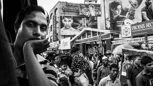 নাগরিক মুখ। ছবিটি নিউমার্কেট এলাকা থেকে তোলা। ছবি: শুভজিৎ দাস