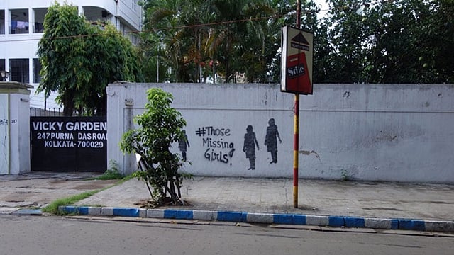 কলকাতার দেয়ালে দেয়ালে আঁকা ‘হারিয়ে যাওয়া’ মেয়েদের ছবির মুখোমুখি হচ্ছেন নগরবাসীরা। ছবি: দ্য গার্ডিয়ান।