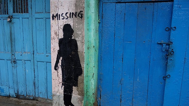কলকাতার একটি এলাকার দেয়ালে লীনা কেজরিওয়ালের ‘হারিয়ে যাওয়া’ মেয়েদের স্টেনসিল সিল্যুট। ছবি: দ্য গার্ডিয়ান।