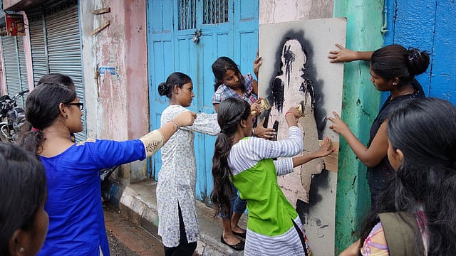 মেয়েরাই এভাবে কলকাতার পথে পথে আঁকছেন ‘হারিয়ে যাওয়া’ মেয়েদের ছবি। ছবি: দ্য গার্ডিয়ান।